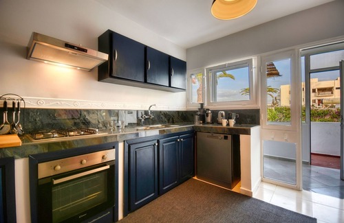 Swiss City Villa | Signature-Villa-De Lujo-Baño para personas con movilidad reducida-Vista al Ja...