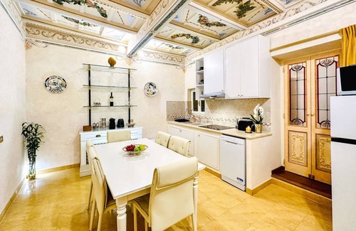 Repubblica Apartamento | Signature luxury equipped with period frescoes-Barberini Square and Via Condotti