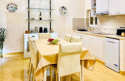 Repubblica Apartamento | Signature luxury equipped with period frescoes-Barberini Square and Via Condotti
