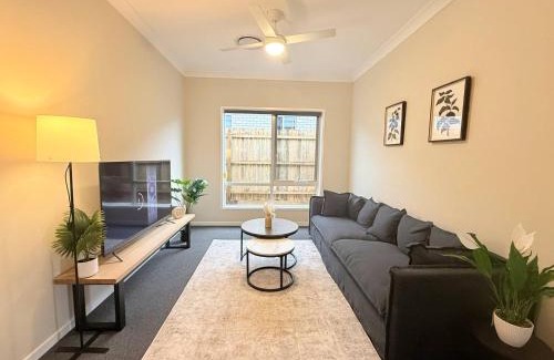 Griffin Casa | Silky Oak Stay - Brand New House in Griffin