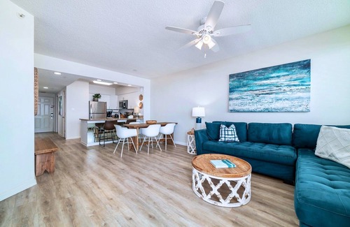 Orange Beach Condominio | * Alquiler nuevo * ¡Se admiten mascotas! Remodelado, limpio, sala de estar al aire libre, frente a la playa.