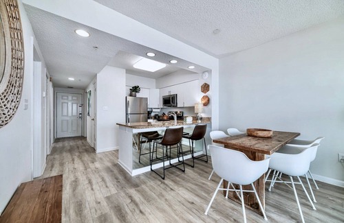 Orange Beach Condominio | * Alquiler nuevo * ¡Se admiten mascotas! Remodelado, limpio, sala de estar al aire libre, frente a la playa.