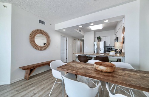 Orange Beach Condominio | * Alquiler nuevo * ¡Se admiten mascotas! Remodelado, limpio, sala de estar al aire libre, frente a la playa.