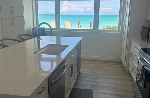 Jimmy Hill Casa | Silver Beach House - Lux Vacation Home. 7 mins from Airport. Infinity Pool+++