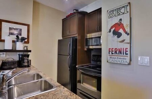 East Kootenay Condominio | Silver Rock Studio with full kitchen and Queen bed