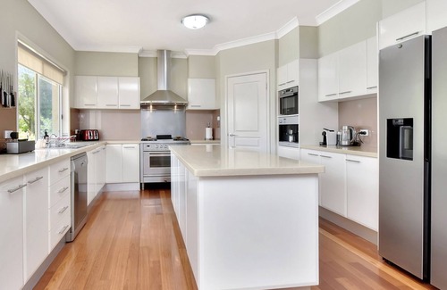 Rothbury Casa | Silver Springs Estate 4br house + 6br house with Wifi, Pool. Fireplace, Views, Olives and Space
