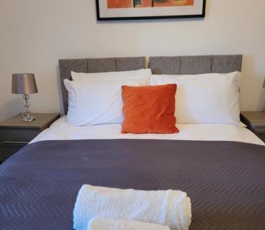 Hemel Hempstead Apartamento | Silvertree Lodge - 2 double bed flat with parking
