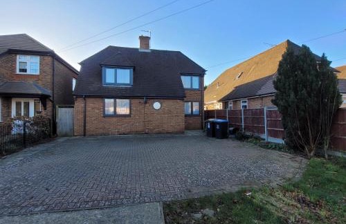 Hemel Hempstead Apartamento | Silvertree Lodge - 2 double bed flat with parking