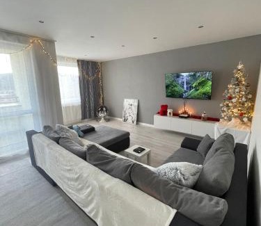 Banska Bystrica Apartamento | Simcity 3 I Skyline Elegance I 3BR, private parking, sunny terrace with panoramic city view 5min walk to city square