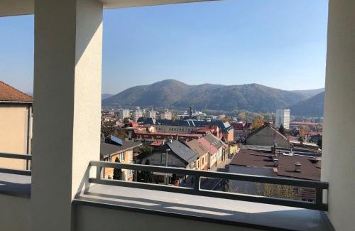 Banska Bystrica Apartamento | Simcity 3 I Skyline Elegance I 3BR, private parking, sunny terrace with panoramic city view 5min walk to city square
