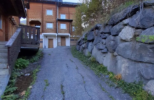 La Perriere Chalet De Esquí | Simone - Chalet tradicional de madera cercano a pistas y centro, ideal para 12 personas
