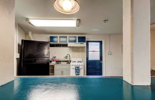 Indian Rocks Beach Casa | Simple Charm Hideaway Walk to Sand Pet OK