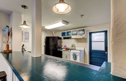 Indian Rocks Beach Casa | Simple Charm Hideaway Walk to Sand Pet OK