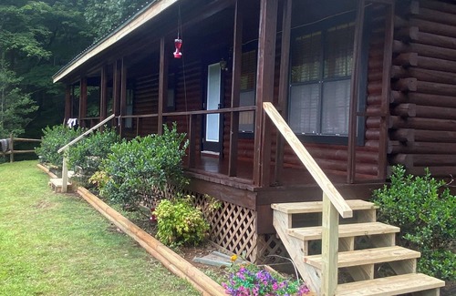 Whittier Cabina | Simple Charming 2-bedroom cabin in Whittier NC, 14 miles from Cherokee