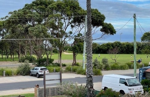 Merimbula Apartamento | Simple, clean and tidy beach unit opposite the beach