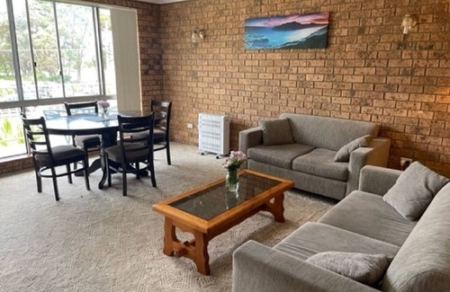 Merimbula Apartamento | Simple, clean and tidy beach unit opposite the beach