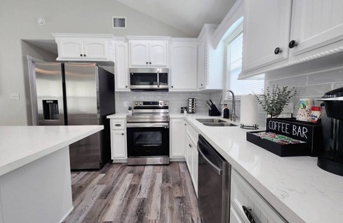 Surfside Beach Casa | Simple Modern GreenBean home 3BR near beach