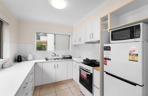 Surfers Paradise Apartamento | The Tropical - Simple Pet-Friendly 2BR Near Beach & Tram with AC