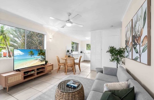 Surfers Paradise Apartamento | The Tropical - Simple Pet-Friendly 2BR Near Beach & Tram with AC