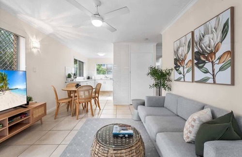 Surfers Paradise Apartamento | The Tropical - Simple Pet-Friendly 2BR Near Beach & Tram with AC