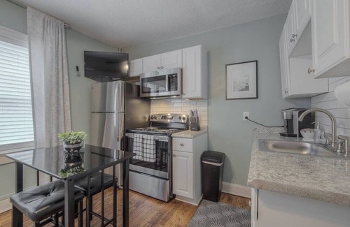 Country Club Plaza Area Apartamento | Simple PLAZA Comfort!