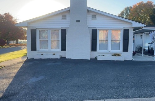 Lexington Casa | Simple & spacious 1-bedroom basement living in Lexington. Close to W&L and VMI