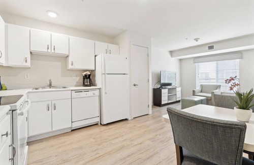 Far North Central Apartamento | Simplicity At the Rim 1219 I Spacious 1 Bed 1 Bth