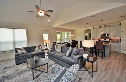 Canyon Lake Casa | Simply Irresistible, Family & Pet Friendly, 5 Minutes to Lake & River