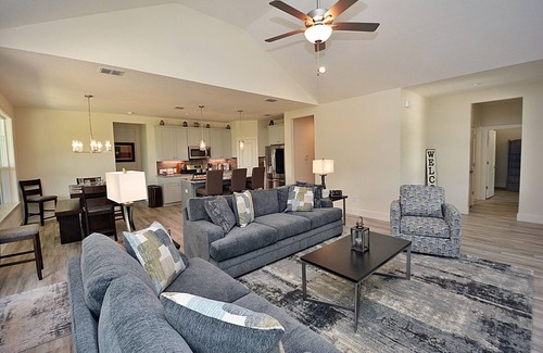 Canyon Lake Casa | Simply Irresistible, Family & Pet Friendly, 5 Minutes to Lake & River