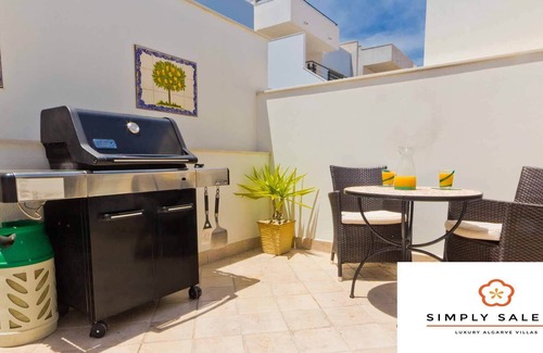 Salema Villa | SIMPLEMENTE SALEMA - VILLA DE LUJO FRENTE AL MAR - PISCINA INFINITY - AIRE ACONDICIONADO - TERRAZA EN EL TECHO