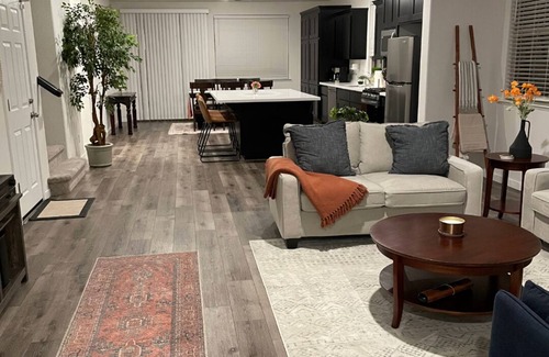 Roseville Casa | Simply Sweet & Cozy in Roseville