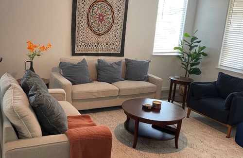 Roseville Casa | Simply Sweet & Cozy in Roseville