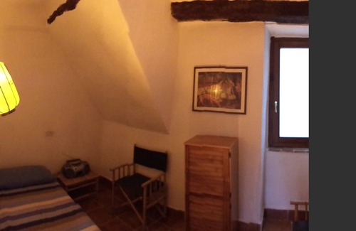 Ischia di Castro Casa | single detached house completely ristrutturata- 3-4 people near the lake.