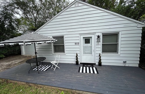 Lake Bluff Casa | Single Family Home in Lake Bluff, Lake Forest& Great Lakes Area! Fenced Yard!