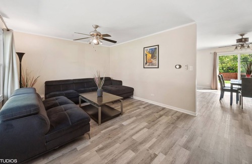 Schaumburg Casa | Single Family home in Schaumburg, IL 3 bed/ 2 full baths/ fully fenced backyard