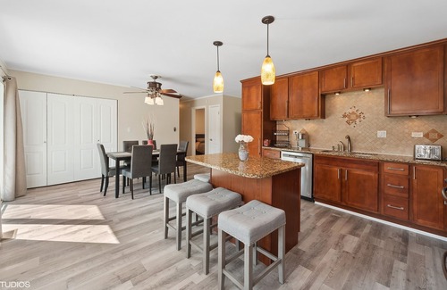 Schaumburg Casa | Single Family home in Schaumburg, IL 3 bed/ 2 full baths/ fully fenced backyard