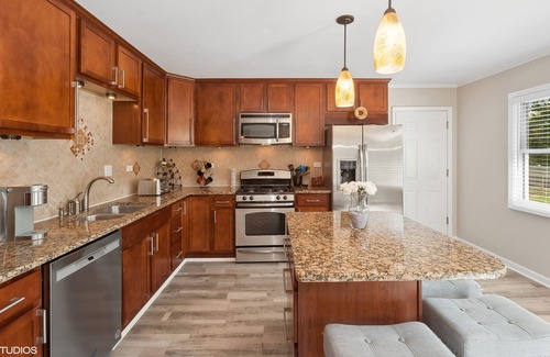 Schaumburg Casa | Single Family home in Schaumburg, IL 3 bed/ 2 full baths/ fully fenced backyard