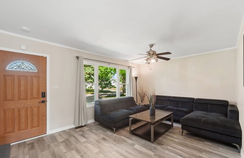 Schaumburg Casa | Single Family home in Schaumburg, IL 3 bed/ 2 full baths/ fully fenced backyard