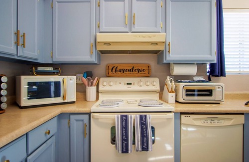 East Mesa Casa | Single-level 3BD 2BTH home w/HotTub, WiFi, 4 Smart TVs