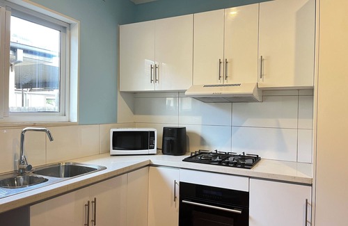 Altona Casa | Single-level home with Victorian style furniture in Altona, close to trains