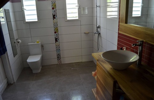 Pointe de la verdure Casa | Habitación individual en una casa céntrica y tranquila, a 5 minutos a pie de la playa.