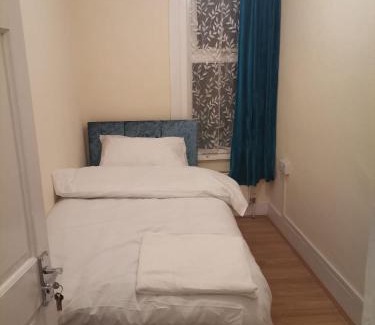Goodmayes Casa | Single Room near London Seven Kings Train station