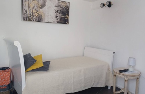 Orient Bay Cama Y Desayuno | Single room with pool 5 min from Hope Estate