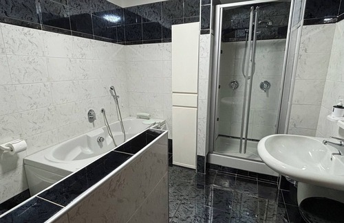 Potenza Casa | Single Room with Shared Bathroom