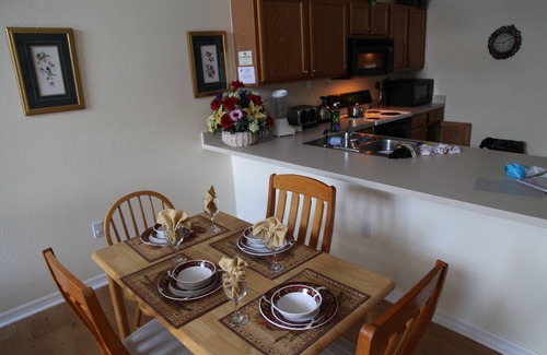 Historic Downtown Kissimmee Villa | A ras del suelo 5 dormitorios 3 baños Villa con piscina, HD-TV, Sala de juegos + WiFi