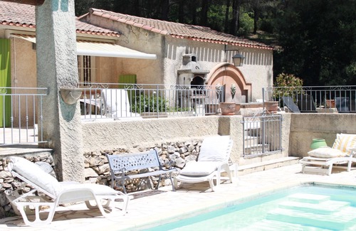 Ventabren Villa | Villa de una planta en gran parque con piscina.