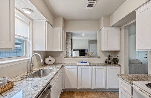 Bedford Casa | Single Story Home. Walk to shops and restaurants