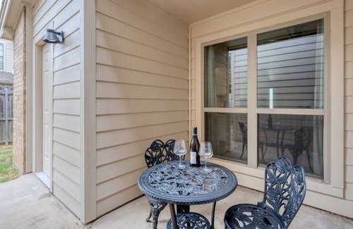 Bedford Casa | Single Story Home. Walk to shops and restaurants