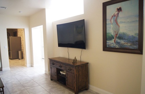 Silverado Ranch Casa | Casa de una sola historia. No hay escaleras para caminar. Rejilla y ubicación conveniente.