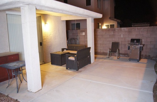 Silverado Ranch Casa | Casa de una sola historia. No hay escaleras para caminar. Rejilla y ubicación conveniente.